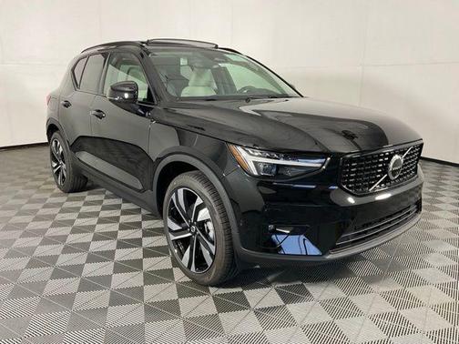 2025 Volvo XC40 B5 Plus Dark Theme