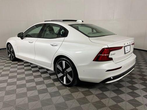 2024 Volvo S60 Recharge Plug-In Hybrid T8 Ultimate Dark Theme