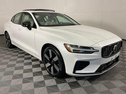 2024 Volvo S60 Recharge Plug-In Hybrid T8 Ultimate Dark Theme