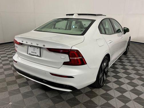 2024 Volvo S60 Recharge Plug-In Hybrid T8 Ultimate Dark Theme