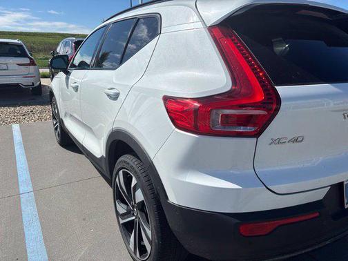 Crystal White Metallic 2023 Volvo XC40 B5 Ultimate Dark Theme