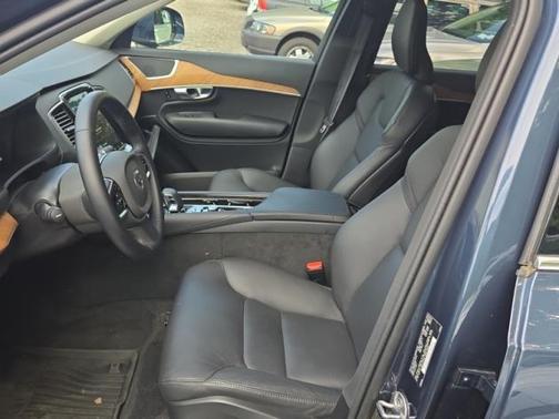 2024 Volvo XC90 B6 Plus Bright Theme 6-Seater