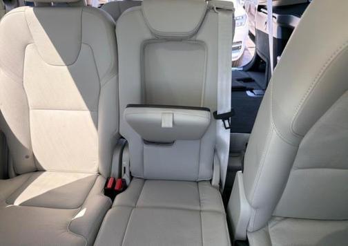 Silver Dawn Metallic 2025 Volvo XC90 B6 Plus 7-Seater