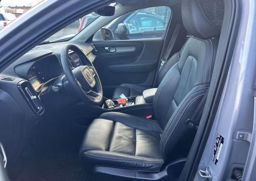 2023 Volvo XC40 B5 Plus Bright Theme