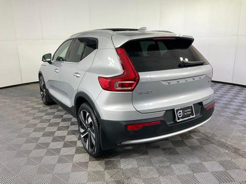 2023 Volvo XC40 B5 Plus Bright Theme