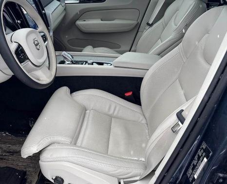 2024 Volvo XC60 Recharge Plug-In Hybrid T8 Ultimate Dark Theme