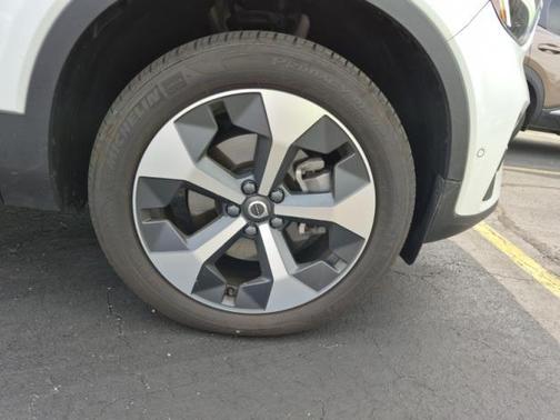 2024 Volvo XC40 B5 Plus Bright Theme