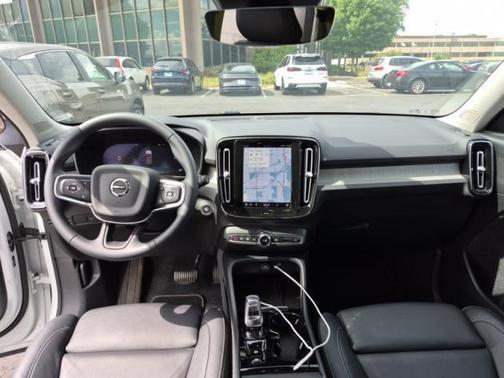 2024 Volvo XC40 B5 Plus Bright Theme