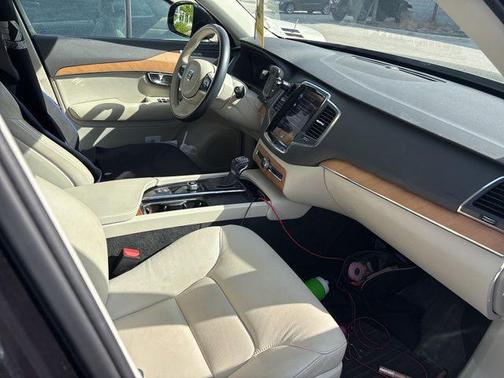 2022 Volvo XC90 T6 Momentum