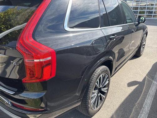 2022 Volvo XC90 T6 Momentum
