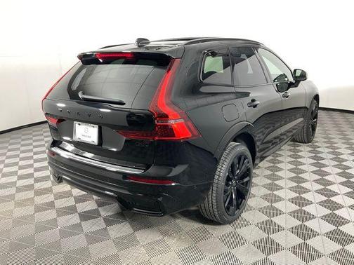 Onyx Black Metallic 2026 Volvo XC60 B5 Ultra Black Edition