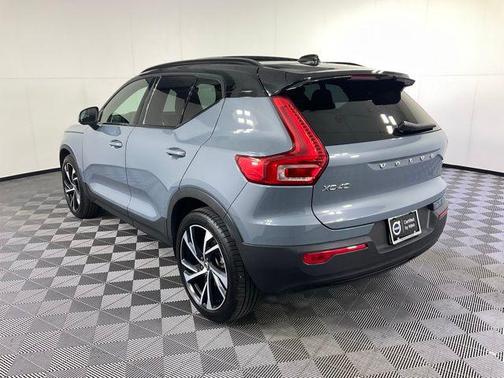 2022 Volvo XC40 T5 R-Design