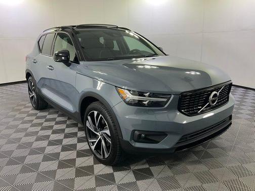 2022 Volvo XC40 T5 R-Design