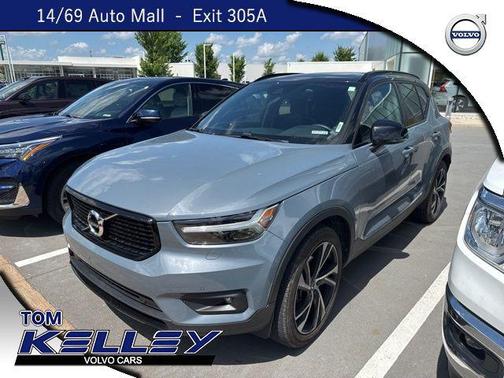 2022 Volvo XC40 T5 R-Design