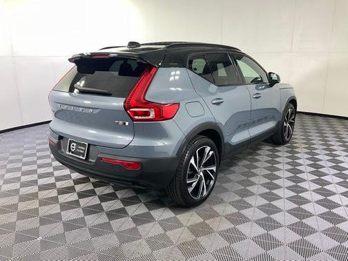 2022 Volvo XC40 T5 R-Design