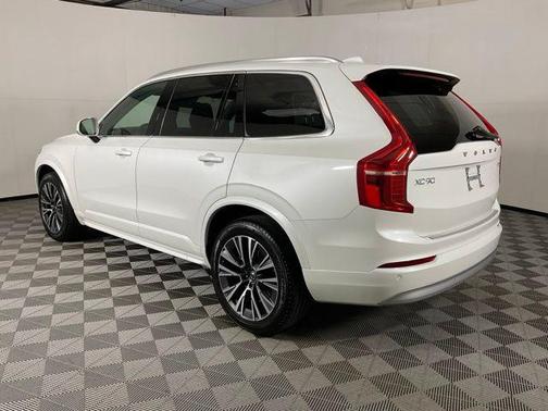 2022 Volvo XC90 T6 Momentum