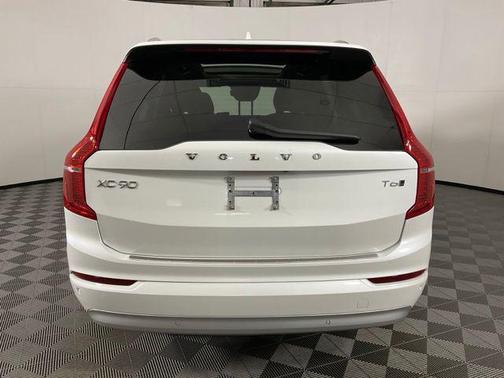 2022 Volvo XC90 T6 Momentum