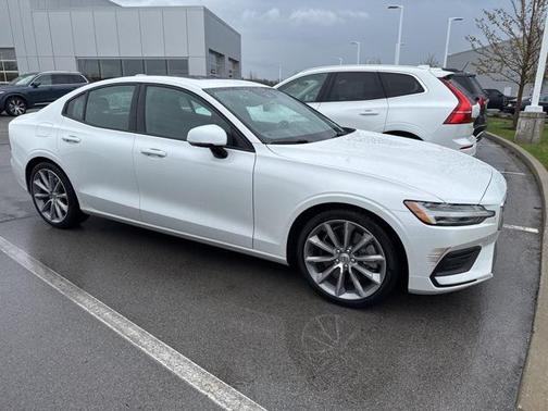 2020 Volvo S60 T6 Momentum