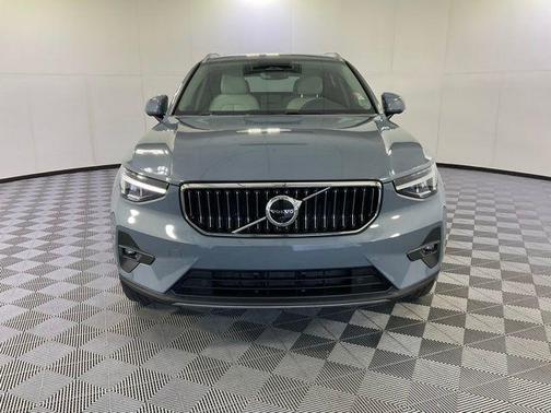 2023 Volvo XC40 B5 Ultimate Bright Theme