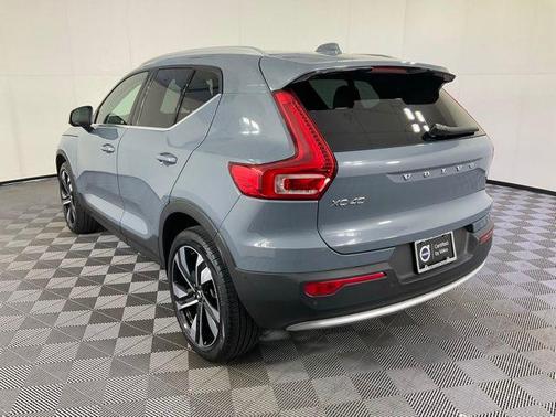 2023 Volvo XC40 B5 Ultimate Bright Theme