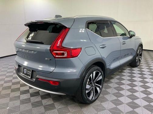 2023 Volvo XC40 B5 Ultimate Bright Theme
