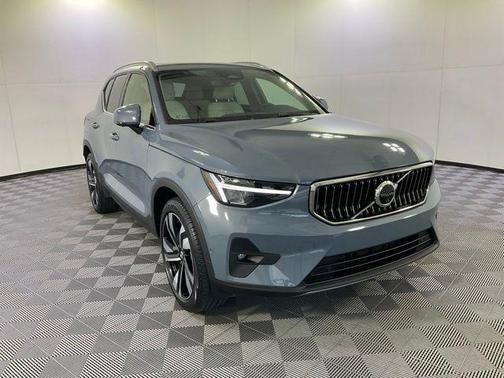 2023 Volvo XC40 B5 Ultimate Bright Theme