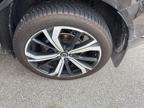 Onyx Black Metallic 2022 Volvo XC60 B5 R-Design