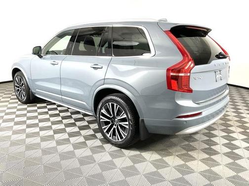 2022 Volvo XC90 T5 Momentum