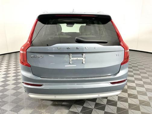 2022 Volvo XC90 T5 Momentum