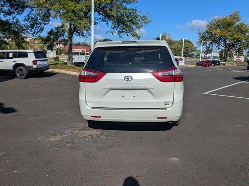 2020 Toyota Sienna XLE