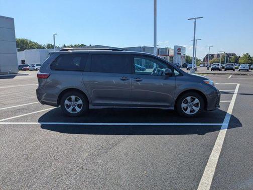2018 Toyota Sienna LE