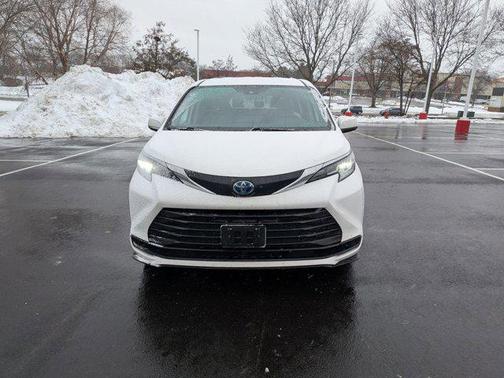 2022 Toyota Sienna LE