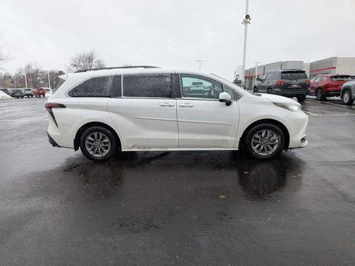 2022 Toyota Sienna LE
