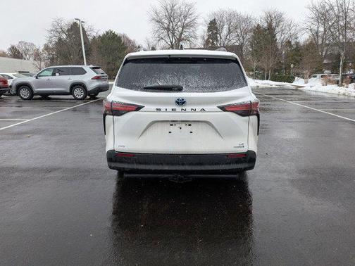 2022 Toyota Sienna LE