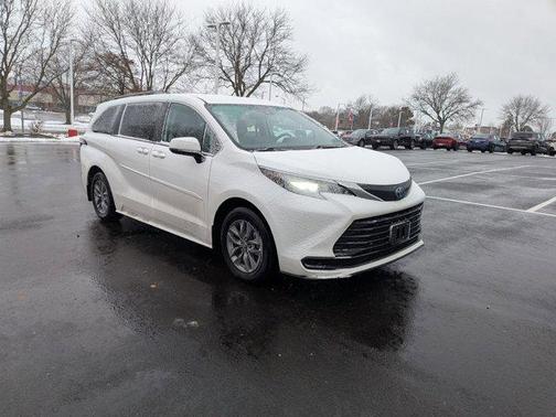 2022 Toyota Sienna LE