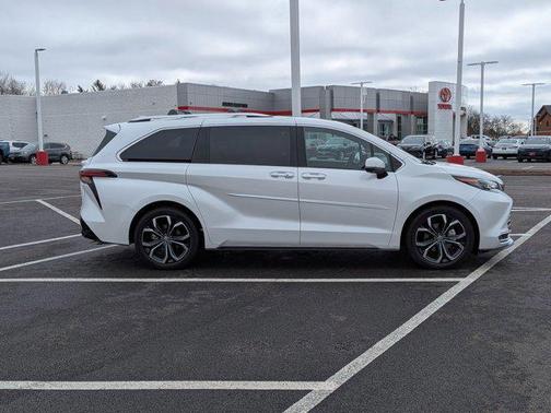2025 Toyota Sienna Platinum