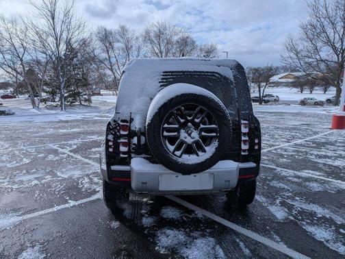 2025 Land Rover Defender 110 P300