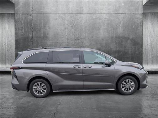 2024 Toyota Sienna LE