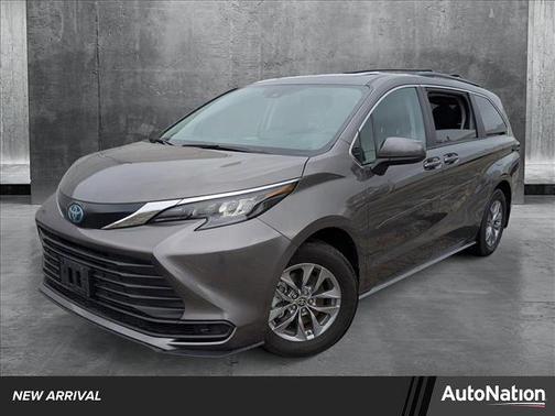 2024 Toyota Sienna LE