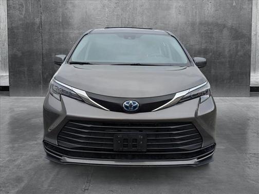 2024 Toyota Sienna LE