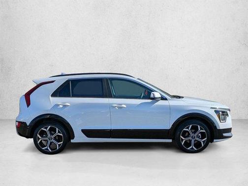 Snow White Pearl 2024 Kia Niro Touring