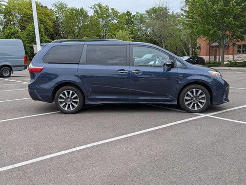 Parisian Night Pearl 2019 Toyota Sienna Limited Premium