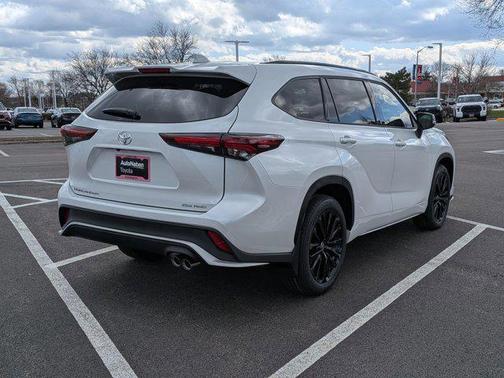 Wind Chill Pearl 2026 Toyota Highlander XSE