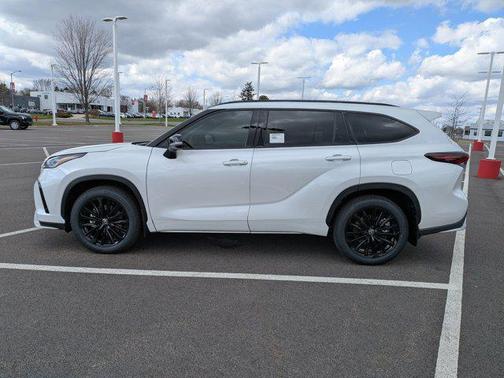 Wind Chill Pearl 2026 Toyota Highlander XSE
