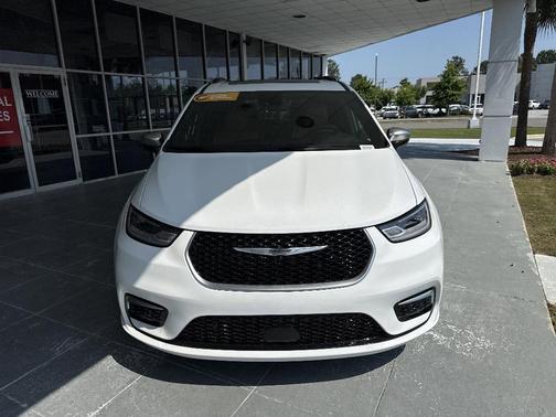 Bright White Clearcoat 2026 Chrysler Pacifica Hybrid Pinnacle