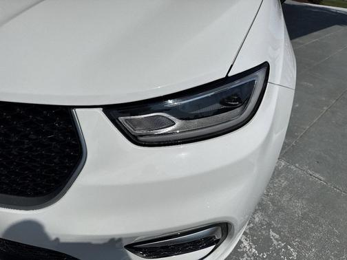 Bright White Clearcoat 2026 Chrysler Pacifica Hybrid Pinnacle