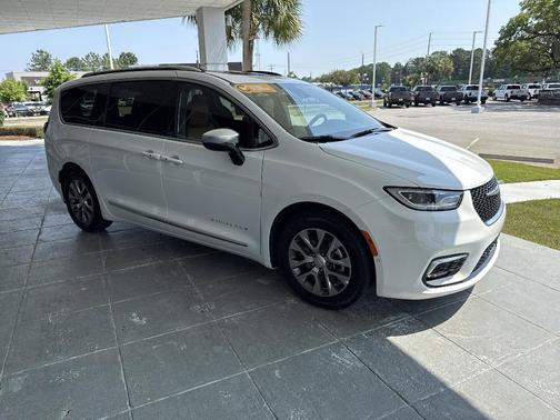 Bright White Clearcoat 2026 Chrysler Pacifica Hybrid Pinnacle