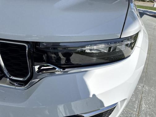 Bright White Clearcoat 2025 Jeep Grand Cherokee Limited
