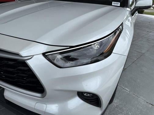 Wind Chill Pearl 2022 Toyota Highlander LE