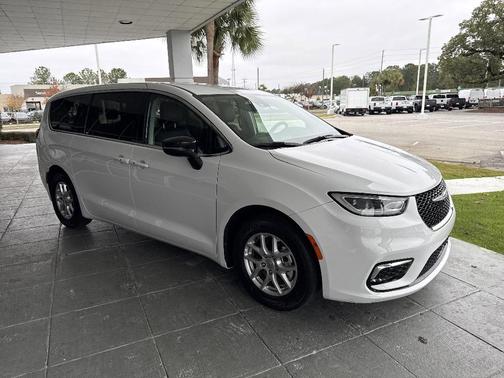 2024 Chrysler Pacifica Touring-L